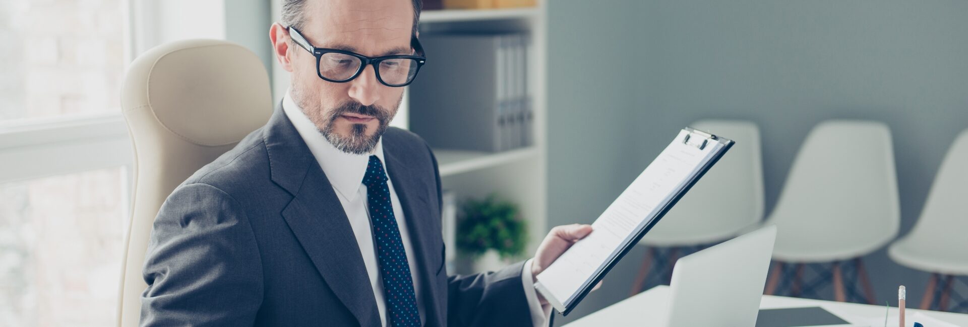 O serviço de abertura de empresa via um escritório contábil envolve a prestação de assistência profissional para ajudar empreendedores a constituírem suas empresas de acordo com as normas legais e regulamentações aplicáveis.