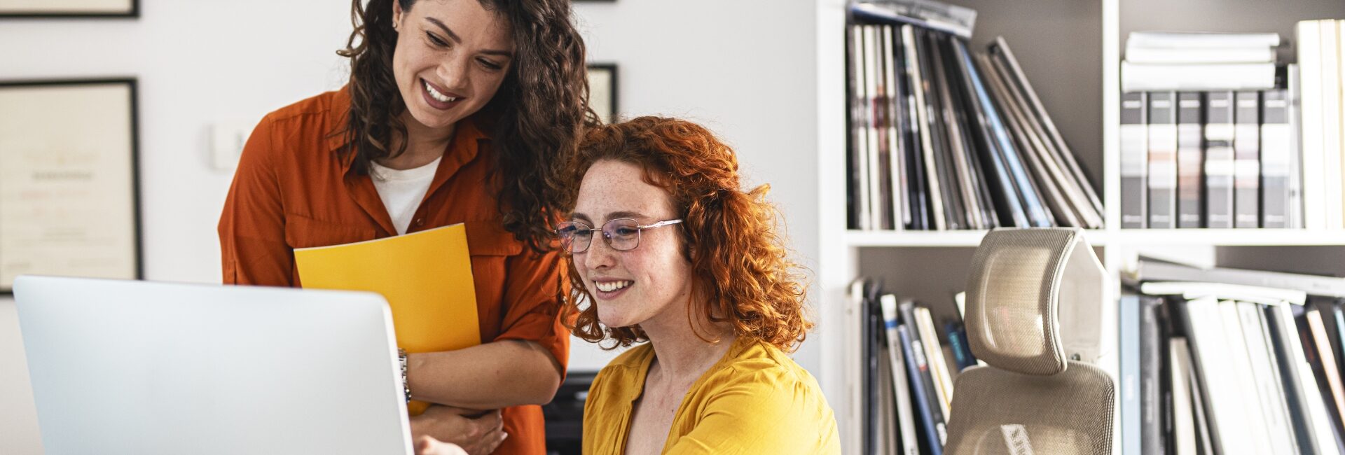 A consultoria financeira para a área educacional envolve o uso de conhecimentos e técnicas financeiras para ajudar as instituições educacionais a gerenciar seus recursos de forma eficiente e eficaz.