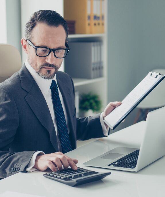 O serviço de abertura de empresa via um escritório contábil envolve a prestação de assistência profissional para ajudar empreendedores a constituírem suas empresas de acordo com as normas legais e regulamentações aplicáveis.